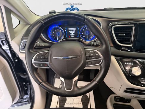 Used 2017 Chrysler Pacifica Touring-L image 10