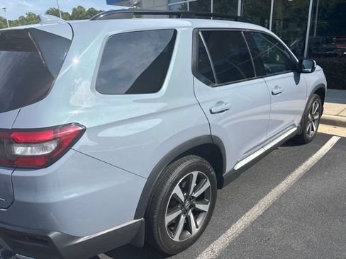 Used 2025 Honda Pilot Touring image 7
