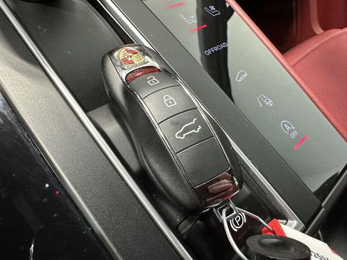 Used 2022 Porsche Macan AWD/4WD image 46