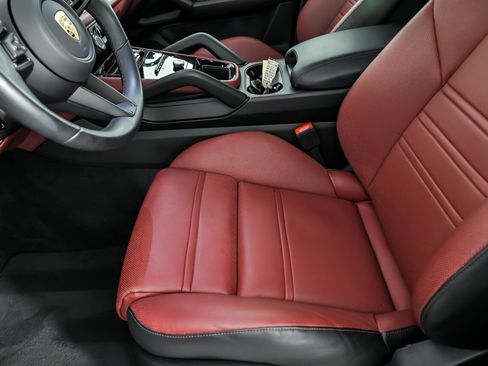 Used 2025 Porsche Cayenne AWD/4WD image 17