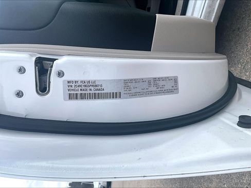 Used 2023 Chrysler Pacifica Touring-L image 6