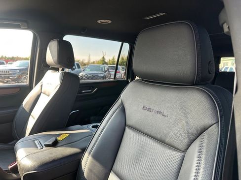 Used 2025 GMC Yukon XL Denali AWD/4WD image 3