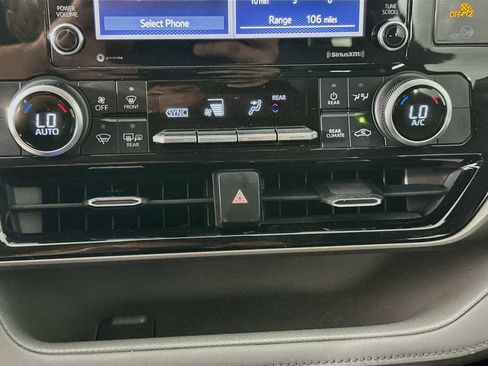 Used 2020 Toyota Highlander L FWD image 22