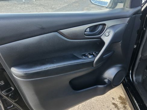 Used 2018 Nissan Rogue Sport S image 22