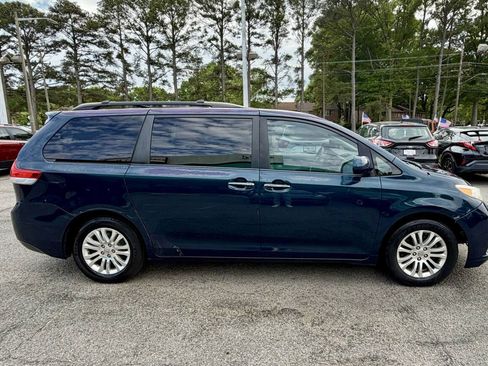 Used 2012 Toyota Sienna XLE FWD image 6