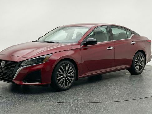 Used 2025 Nissan Altima 2.5 SV FWD image 3