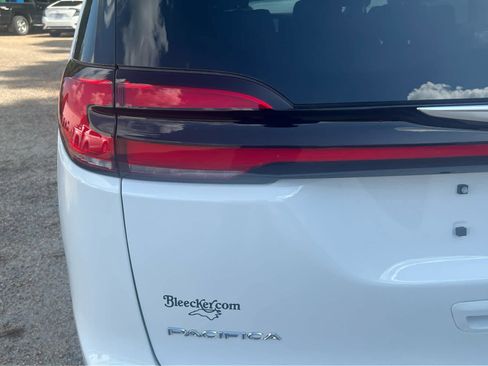 New 2025 Chrysler Pacifica Select w/ Uconnect Theater Family Group image 18