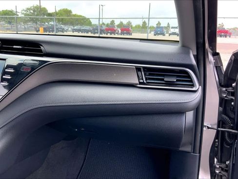 Used 2019 Toyota Camry SE image 18