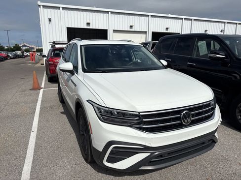 Used 2024 Volkswagen Tiguan SE w/ Panoramic Sunroof Package AWD/4WD image 3