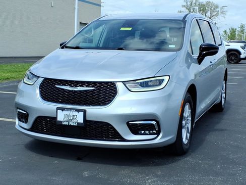 Used 2024 Chrysler Pacifica Touring-L FWD image 2