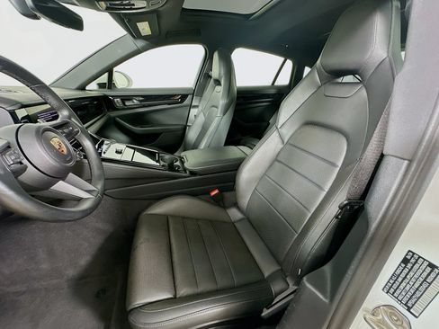 Used 2025 Porsche Panamera RWD image 31