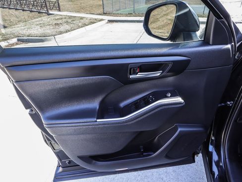 Used 2021 Toyota Highlander XLE image 39