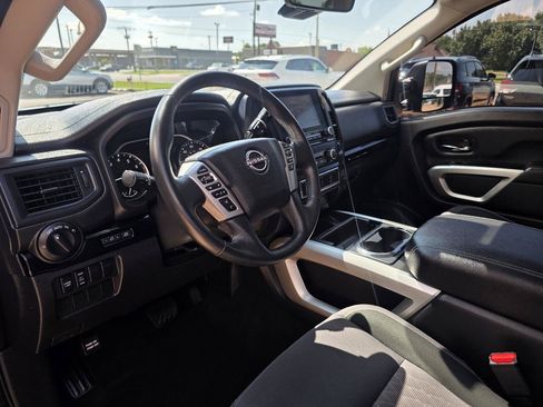 Used 2024 Nissan Titan SV w/ SV Convenience Package RWD image 12