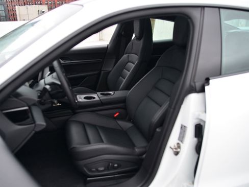 Used 2025 Porsche Taycan image 5