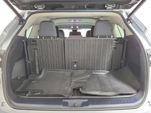 Used 2023 Toyota Highlander LE FWD image 10