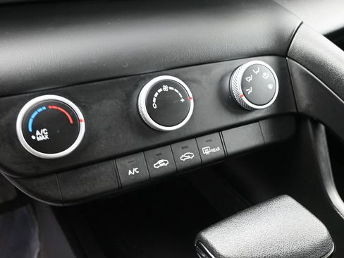 Certified 2024 Hyundai Elantra SE image 16