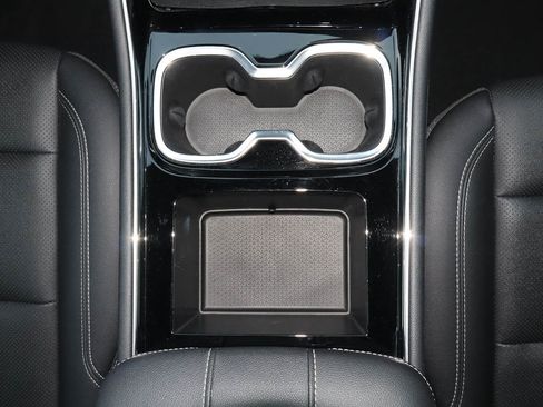 Used 2025 Chevrolet Traverse LT FWD image 21