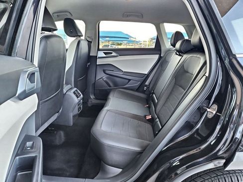 Used 2025 Volkswagen Taos SE FWD image 18