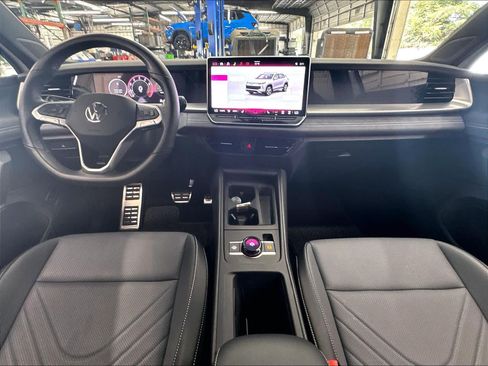 Certified 2026 Volkswagen Tiguan SE R-Line FWD image 10