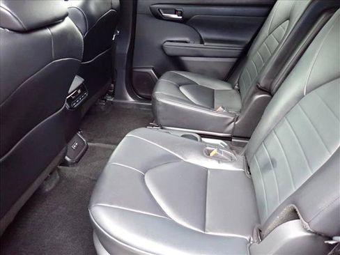 Used 2024 Toyota Highlander XLE AWD/4WD image 10
