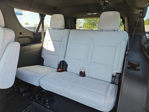 New 2025 Chevrolet Suburban Premier image 8