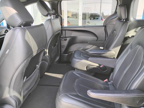 Used 2020 Chrysler Pacifica Touring-L w/ S Appearance Package image 17