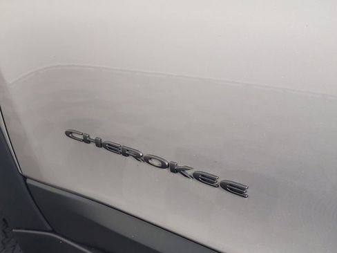 Used 2020 Jeep Cherokee Trailhawk w/ Cold Weather Group AWD/4WD image 30