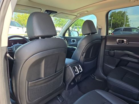 Certified 2025 Kia Sorento EX w/ Panoramic Sunroof Package FWD image 17