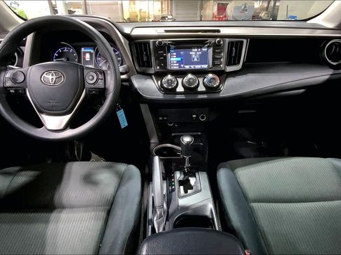 Used 2017 Toyota RAV4 LE AWD/4WD image 16