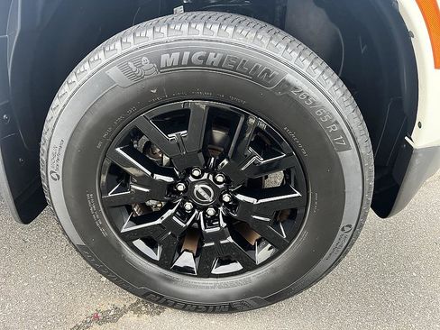 Certified 2023 Nissan Frontier SV w/ Midnight Edition Package AWD/4WD image 12