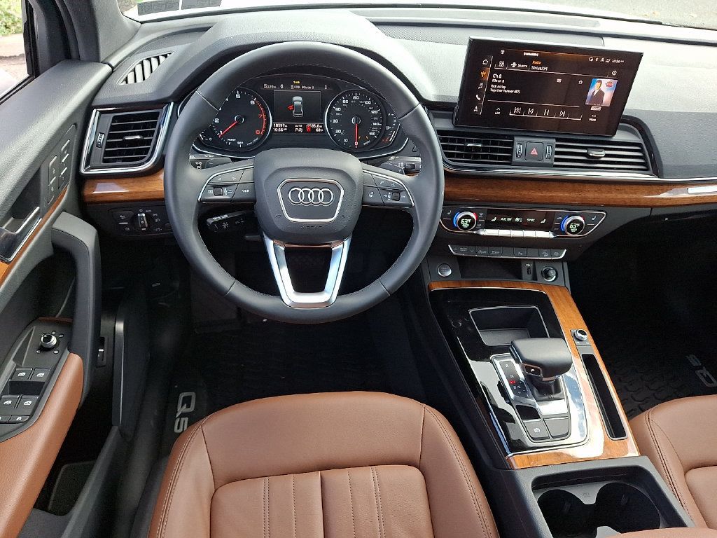 Used 2023 Audi Q5 2.0T Premium w/ Convenience Package AWD/4WD image 2