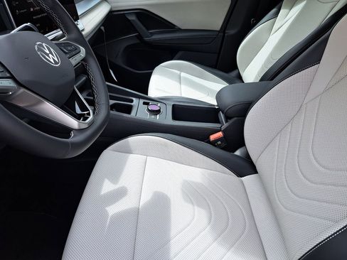 New 2026 Volkswagen Tiguan SE FWD image 12