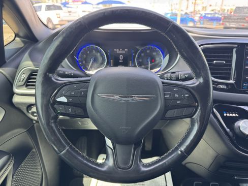 Used 2019 Chrysler Pacifica Touring-L w/ S Appearance Package FWD image 8