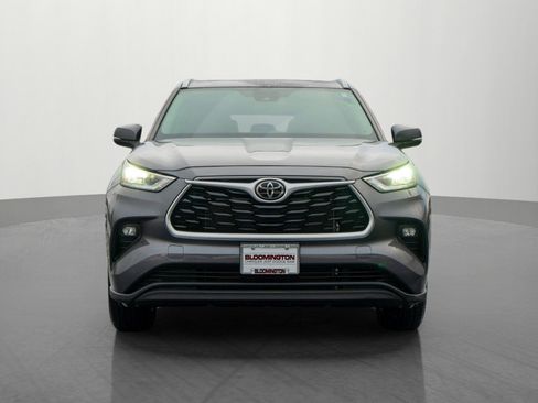 Used 2022 Toyota Highlander XLE image 2