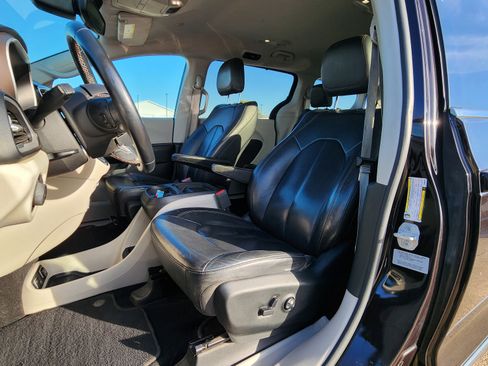 Used 2017 Chrysler Pacifica Touring-L w/ Tire & Wheel Group image 9