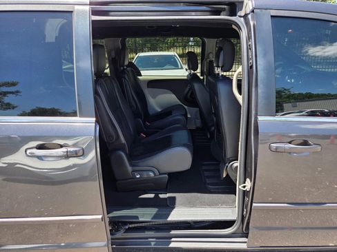 Used 2017 Dodge Grand Caravan SXT FWD image 6