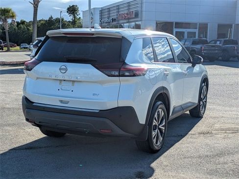 Used 2023 Nissan Rogue SV image 3