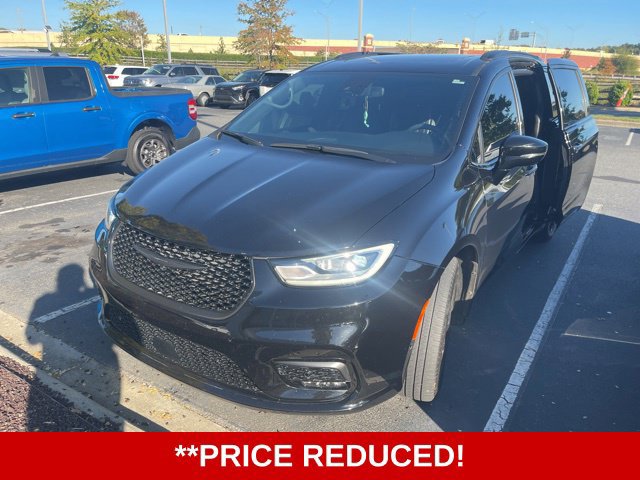 Used 2024 Chrysler Pacifica Limited w/ Uconnect Theater Family Group FWD image 2