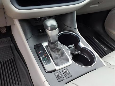 Used 2019 Toyota Highlander XLE image 12