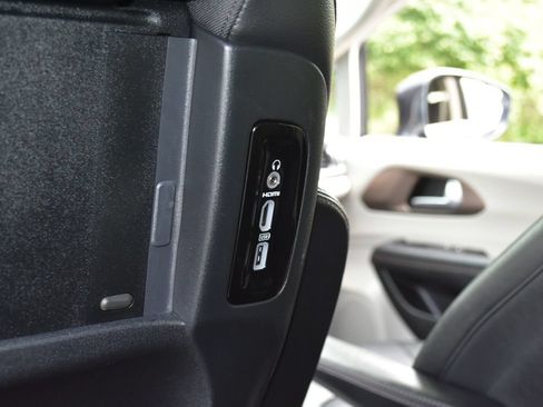 Used 2019 Chrysler Pacifica Touring-L Plus FWD image 30