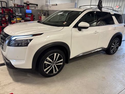 Certified 2025 Nissan Pathfinder Platinum w/ Cargo Package FWD image 1