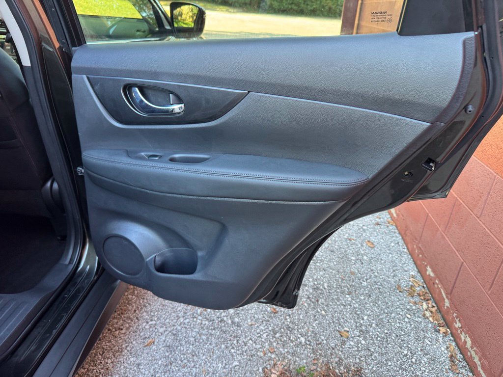 Used 2017 Nissan Rogue SV AWD/4WD image 24