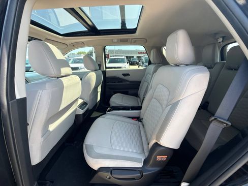 Used 2024 Nissan Pathfinder SV w/ SV Premium Package FWD image 24