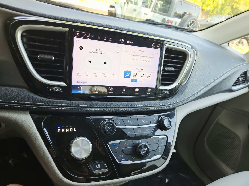 Used 2021 Chrysler Pacifica Touring-L FWD image 26