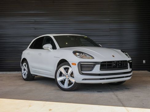 Certified 2026 Porsche Macan AWD/4WD image 9