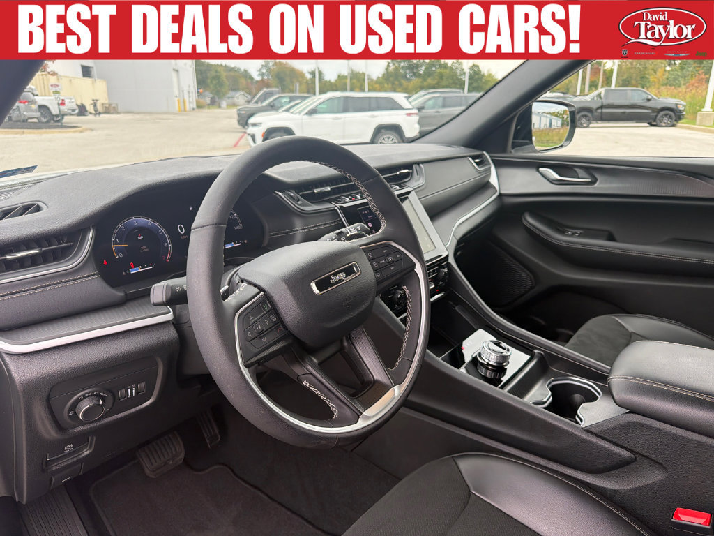 Used 2025 Jeep Grand Cherokee Altitude w/ Trailer Tow Package AWD/4WD image 12