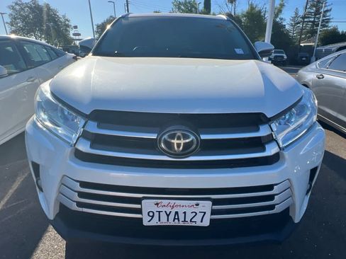Used 2019 Toyota Highlander XLE AWD/4WD image 2