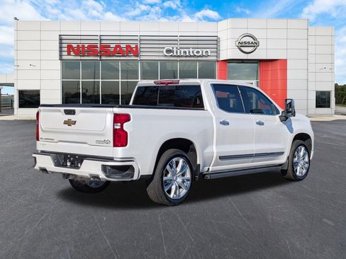 Used 2025 Chevrolet Silverado 1500 High Country w/ High Country Premium Package AWD/4WD image 3