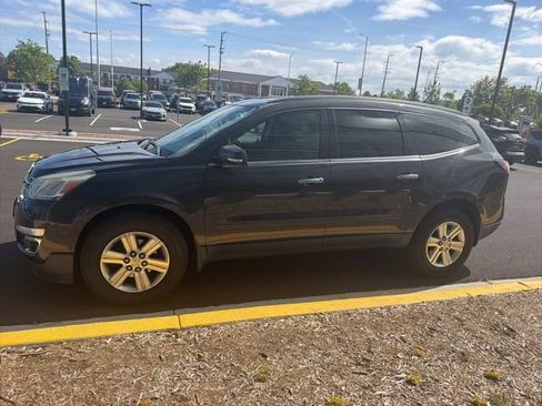 Used 2013 Chevrolet Traverse LT FWD image 2