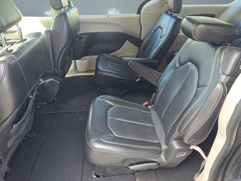Used 2020 Chrysler Voyager Lxi image 12